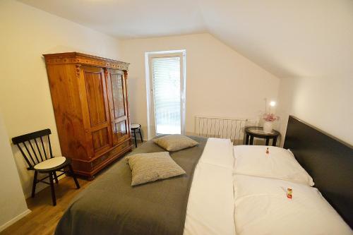 Un pat sau paturi într-o cameră la Apartments Poldi