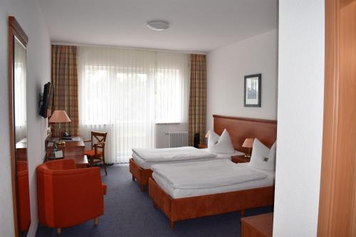 A bed or beds in a room at Hotel garni "Am Hafen"