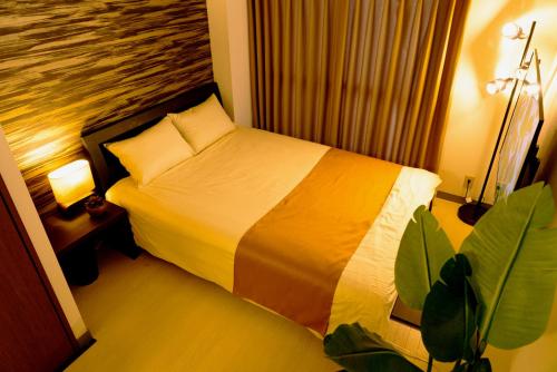a bedroom with a bed in a hotel room at Premavera Kamata 303 in Tokyo