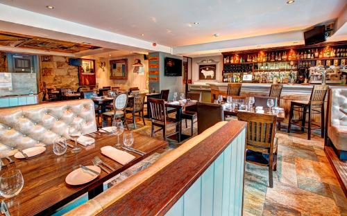 un restaurant avec des tables et des chaises ainsi qu'un bar dans l'établissement Ardgowan Hotel, à St Andrews