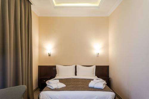 Säng eller sängar i ett rum på Royal Plus Hotel
