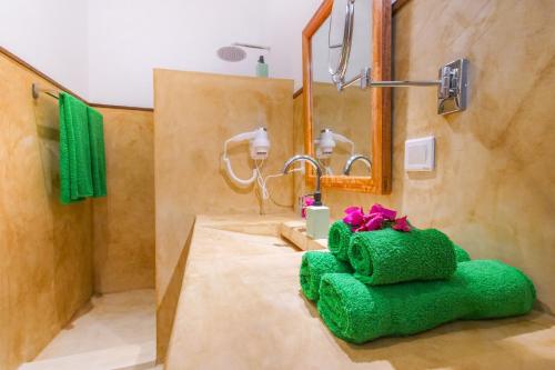 Ванная комната в UVIVU by Jambiani Villas