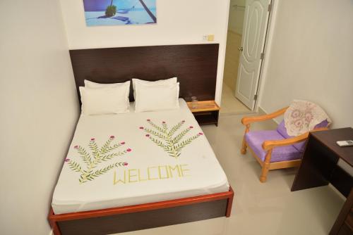 Una cama o camas en una habitación de Moodhumaa Inn