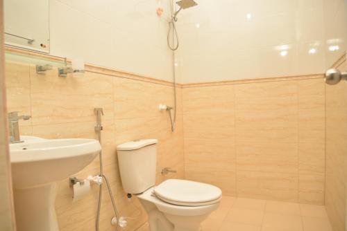 ein Bad mit einem WC und einem Waschbecken in der Unterkunft Moodhumaa Inn in Guraidhoo