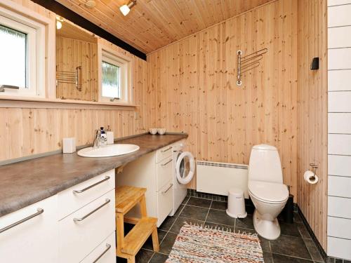 SønderbyにあるHoliday Home Frede IIのバスルーム(洗面台、トイレ付)