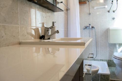 uma casa de banho com um lavatório e um WC em Holiday Home Else em Lovran