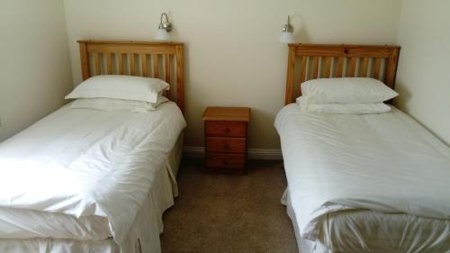 two beds sitting next to each other in a room at the old red lion in Bruton