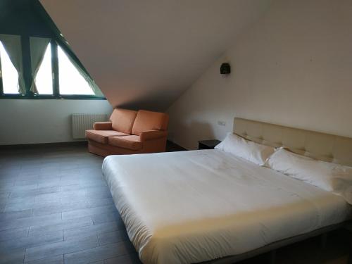 Postel nebo postele na pokoji v ubytování Sabiñanigo Camp & Hotel