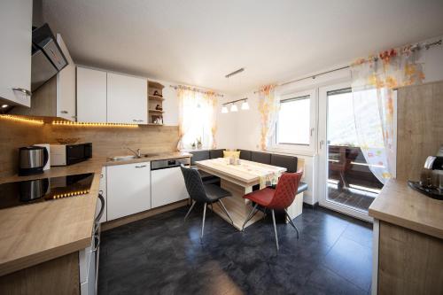 cocina con mesa y sillas en Appartement Harmonie, en Sölden