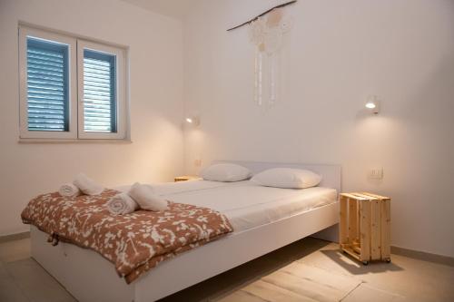 ジュリャナにあるVila Skrivenaのベッドルーム1室(白い壁のベッド1台、窓付)