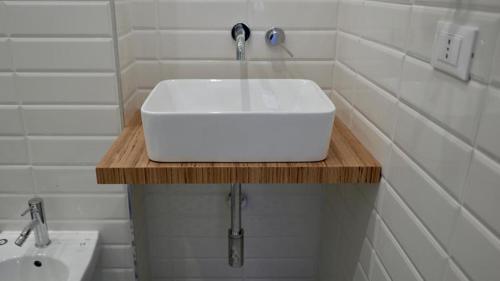 lavabo blanco en una encimera de madera en el baño en THE VIEW en Palermo