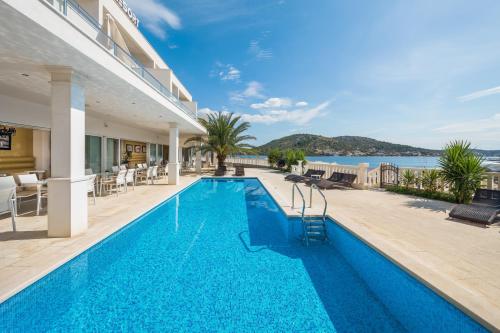 une piscine avec vue sur l'océan dans l'établissement Perla Resort, à Rogoznica