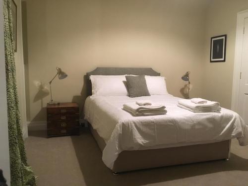 um quarto com uma cama com duas toalhas em Number 6 Narrow Water Castle em Warrenpoint