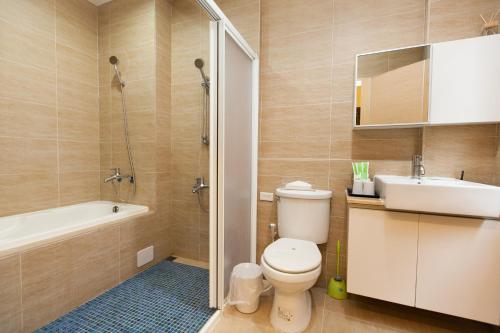 uma casa de banho com um WC, um lavatório e uma banheira em CT House em Hualien