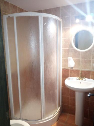 ein Badezimmer mit Dusche und Waschbecken in der Unterkunft La Posada de Eustaquio in Canjáyar