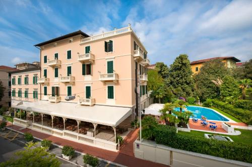 - une vue aérienne sur un bâtiment avec une piscine dans l'établissement Parma E Oriente, à Montecatini Terme
