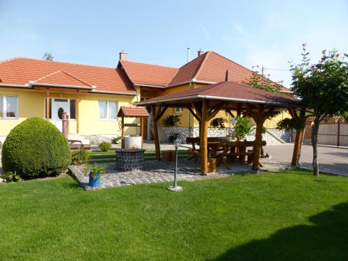 Napfény Apartman és Vendégházにある庭