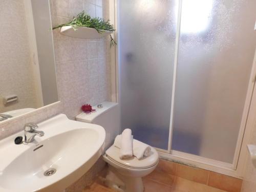 デニアにあるCenia-Turistikaのバスルーム(トイレ、洗面台、シャワー付)