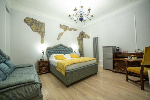 una camera con letto e mappa del mondo di Stanze del David Place a Firenze