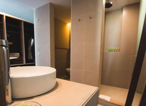 a bathroom with a tub, toilet and sink at VidaMar Resort Hotel Algarve in Albufeira