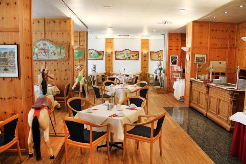 ARVENA Messe Hotel tesisinde bir restoran veya yemek mekanı