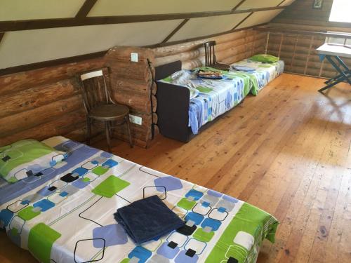 Ένα ή περισσότερα κρεβάτια σε δωμάτιο στο "Ziedkalni"