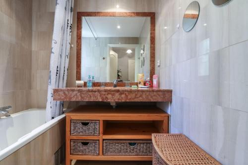 une salle de bain avec un lavabo et un grand miroir dans l'établissement Cannes près Croisette beau 2 pièces 3 étoiles, à Cannes