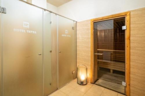 kabina prysznicowa ze szklanymi drzwiami w obiekcie Hotel Tatra w Zakopanem