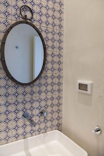 Bilik mandi di Astarte Luxury Apartments