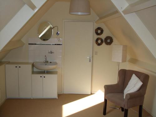 A kitchen or kitchenette at Het Friese Huisje