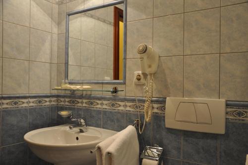 Un baño de Hotel Cerny Slon