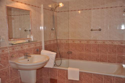 Un baño de Hotel Cerny Slon