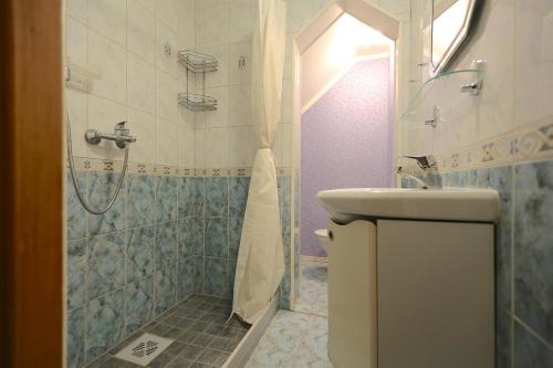 a bathroom with a shower with a toilet and a sink at Rannakorterid Pärnu rannas in Pärnu