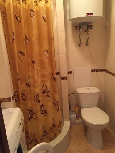 Koupelna v ubytování 2-х комнатная квартира, первая линия от моря