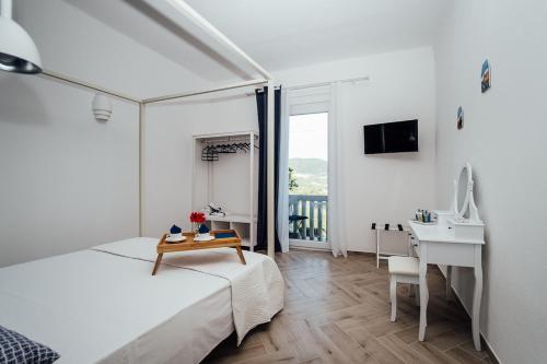 une chambre avec un lit, un bureau et un ordinateur dans l'établissement La Maison Golfo dei Poeti, à Lerici