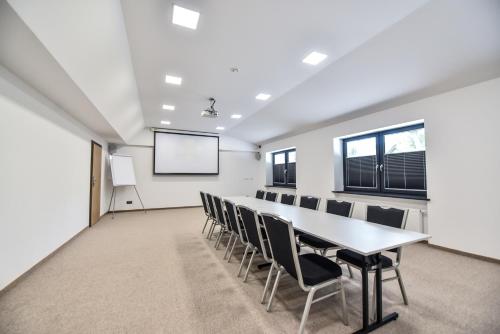a conference room with a table and chairs at Sport Rooms Spała in Spała