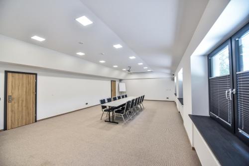 a conference room with a table and chairs at Sport Rooms Spała in Spała