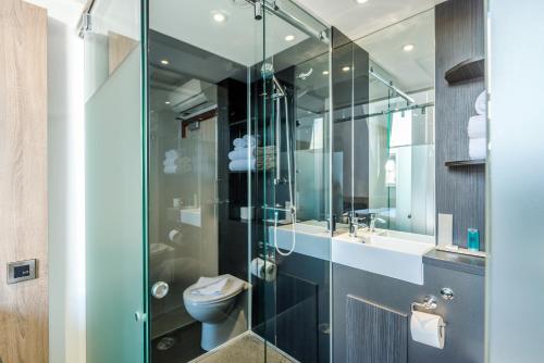 ein Bad mit einer Glasdusche und einem WC in der Unterkunft The Z Hotel Glasgow in Glasgow