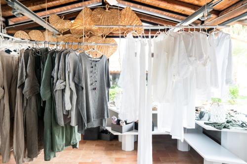 una tienda de ropa con perchero en Baia Del Sole Resort, en Capo Vaticano