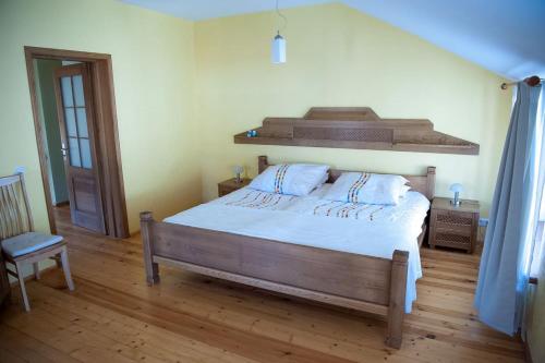 ein Schlafzimmer mit einem großen Bett in einem Zimmer in der Unterkunft Center Orange house in Cēsis