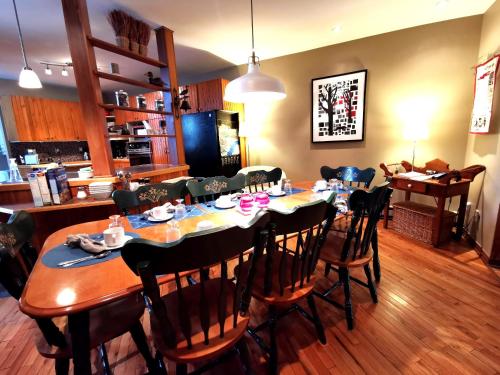 jadalnia ze stołem i krzesłami w obiekcie Accueil Chez Francois w Montrealu