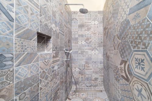 uma casa de banho com um chuveiro e paredes em azulejo em Impression em Mošćenička Draga