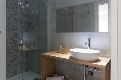 bagno con lavandino e doccia di Hotel Universo a Otranto