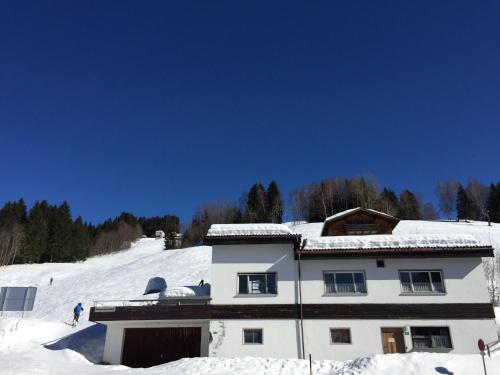 budynek na szczycie pokrytego śniegiem stoku w obiekcie Berg & Skihütte -Schmittenhof w mieście Laterns