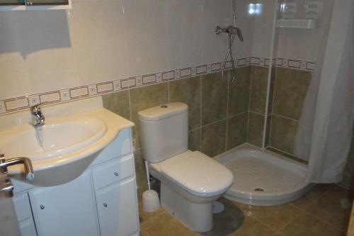 y baño con aseo, lavabo y ducha. en Apartamento en 1ª línea de la Playa de Covas - Viveiro (Lugo), en Viveiro