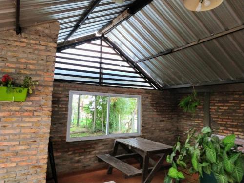 Habitación con mesa de picnic y ventana en Bavarian Suites en Colón