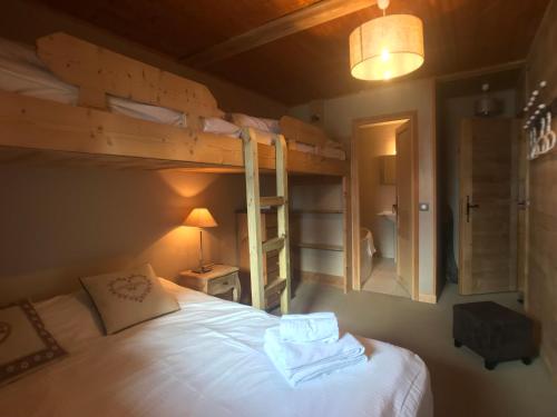 une chambre avec deux lits superposés et une lampe dans l'établissement Chalet Le Bouton D'or, à Les Deux Alpes