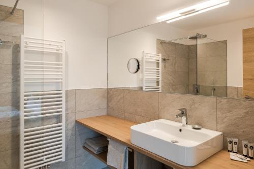 Bilik mandi di Aparthotel Abiná Lana Höhe