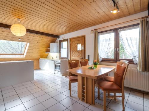 トートナウベルクにあるCosy apartment in Todtnauberg in the Black Forest with private terraceのキッチン、ダイニングルーム(テーブル、椅子付)
