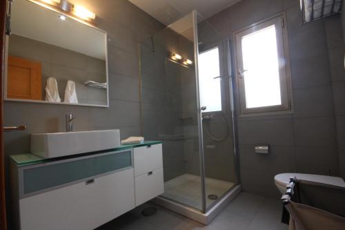アデへにあるApartment Marina, La Caletaのバスルーム(洗面台、ガラス張りのシャワー付)